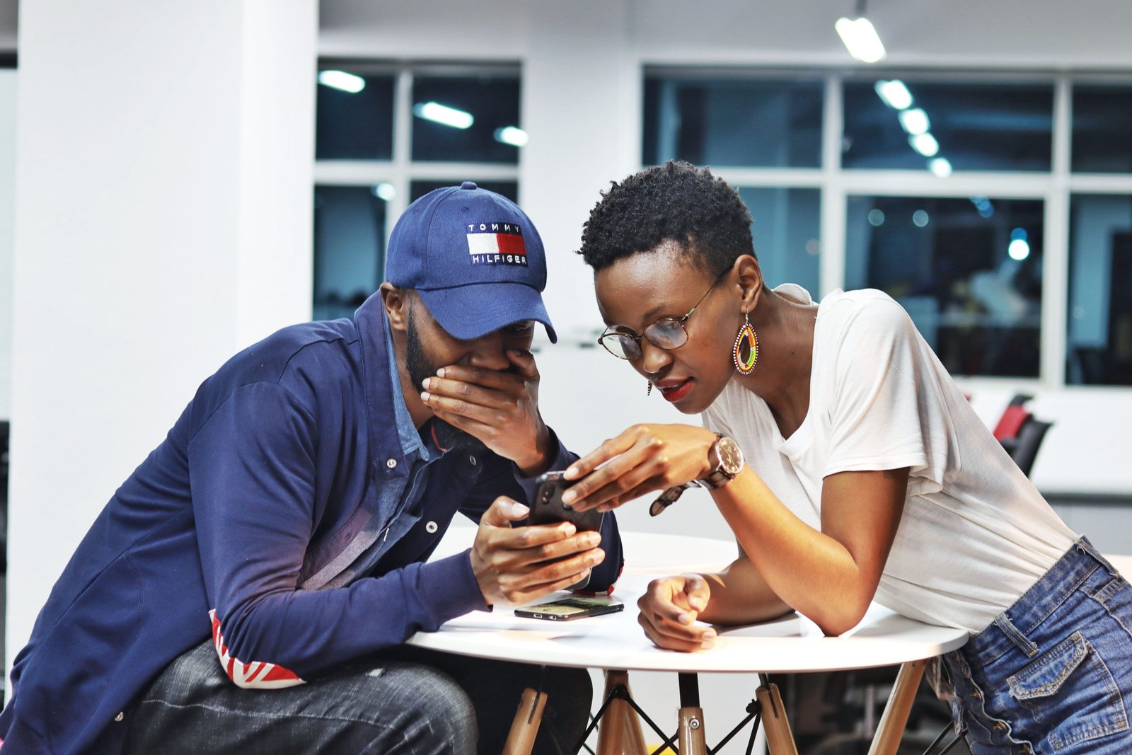 Deux professionnels testant une application mobile — DigiCom Consulting, Libreville