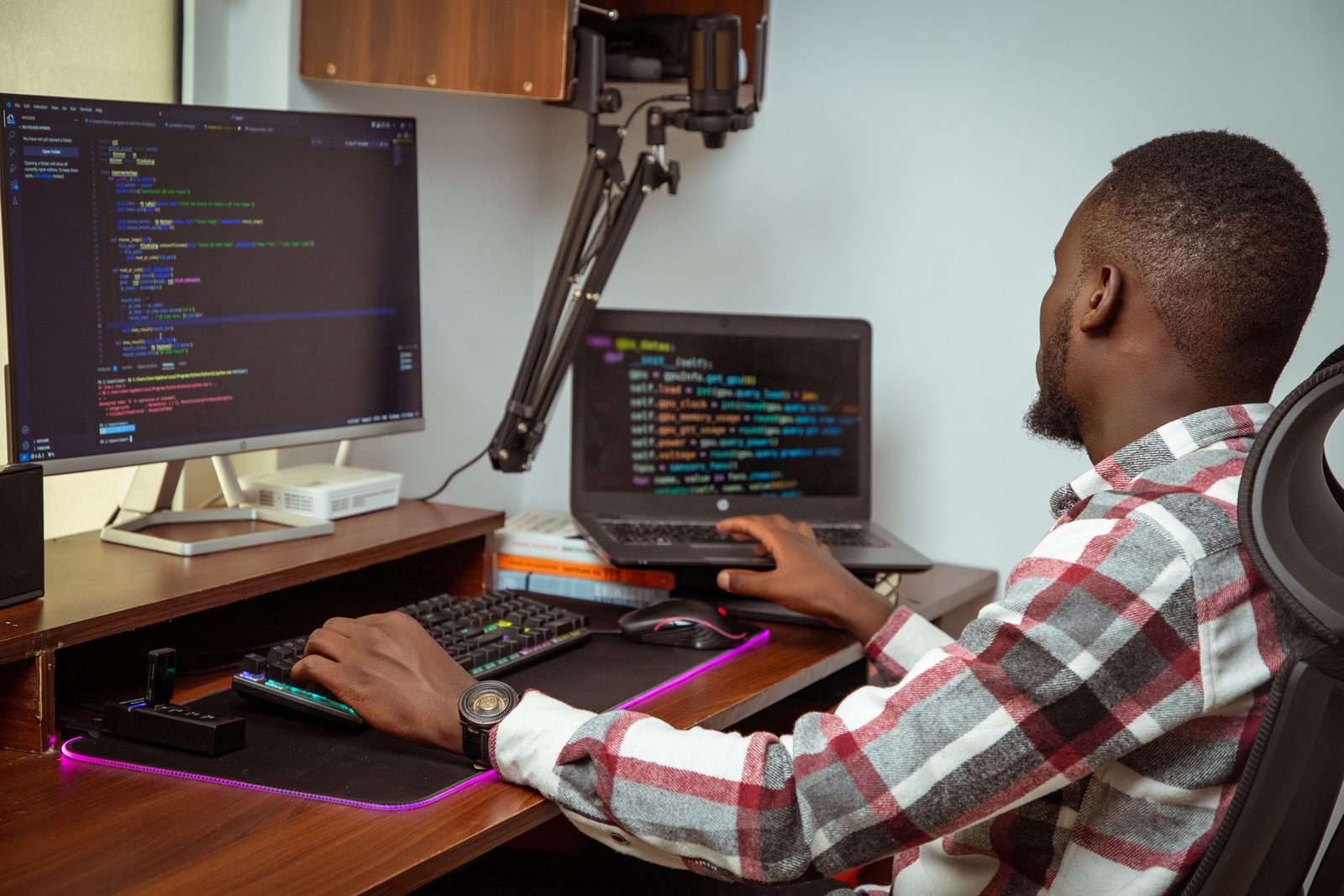 Développeur DigiCom Consulting au travail sur un projet web à Libreville